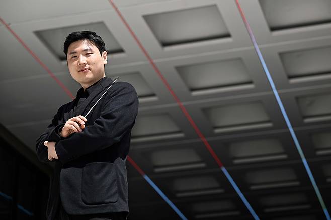 송민규 서울시립교향악단 부지휘자가 24일 서울 종로구 세종문화회관에서 서울경제신문과 인터뷰에 앞서 포즈를 취하고 있다. 조태형 기자