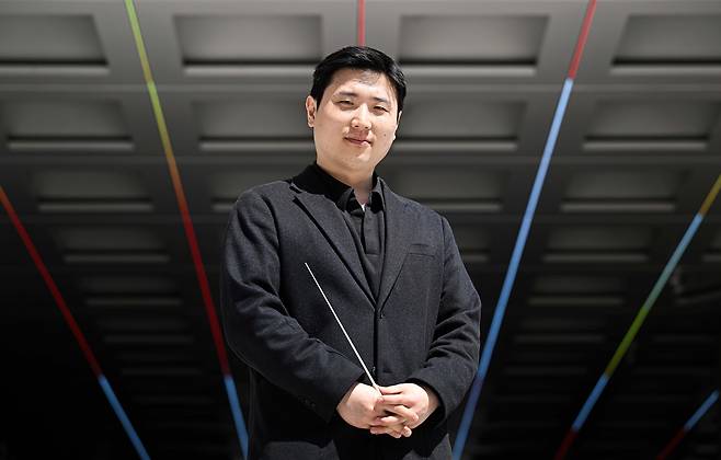 송민규 서울시립교향악단 부지휘자가 24일 서울 종로구 세종문화회관에서 서울경제신문과 인터뷰에 앞서 포즈를 취하고 있다. 조태형 기자