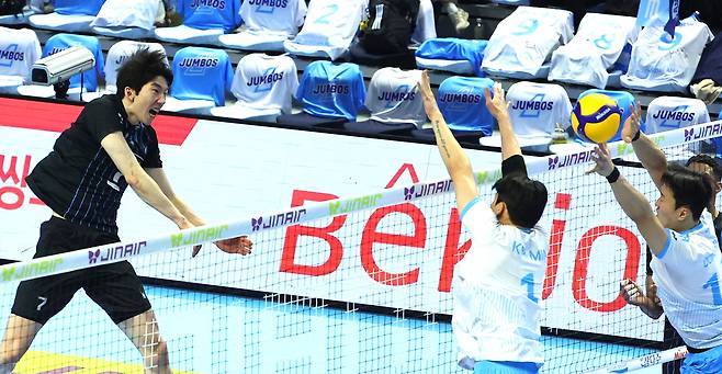 현대캐피탈 허수봉(왼쪽)이 2일 인천 계양체육관에서 열린 프로배구 2025~2026 V리그 남자부 챔피언결정전 대한항공과 1차전에서 강스파이크를 하고 있다. 연합뉴스