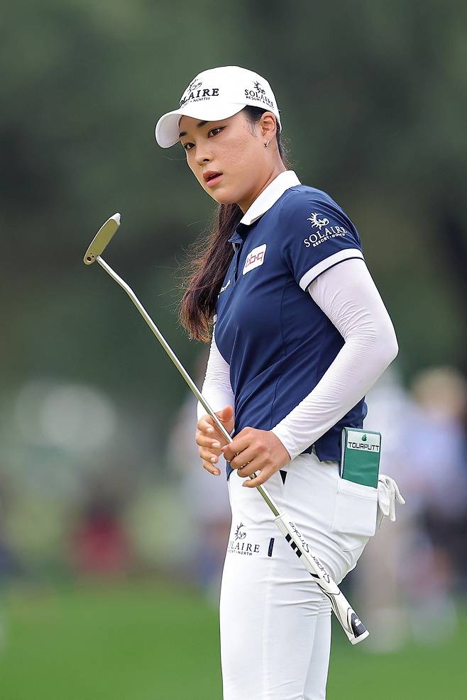 퍼팅한 뒤 공을 바라보고 있는 윤이나. 사진 제공=AFP연합뉴스