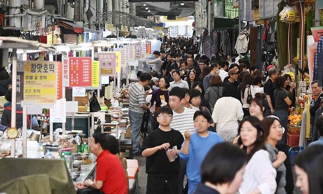 25일 대구 중구 서문시장에서 시민들이 장을 보고, 먹거리를 즐기고 있다. 대구=오승현 기자 2026.04.25