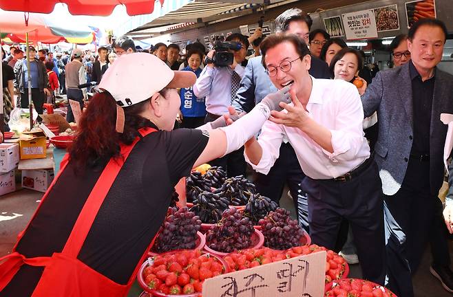 전재수 6·3 지방선거 부산시장 더불어민주당 후보가 27일 부산 북구 구포시장에서 ‘북구 주민 감사인사’를 한 뒤 시민 및 상인들과 인사하고 있다. 부산=오승현 기자