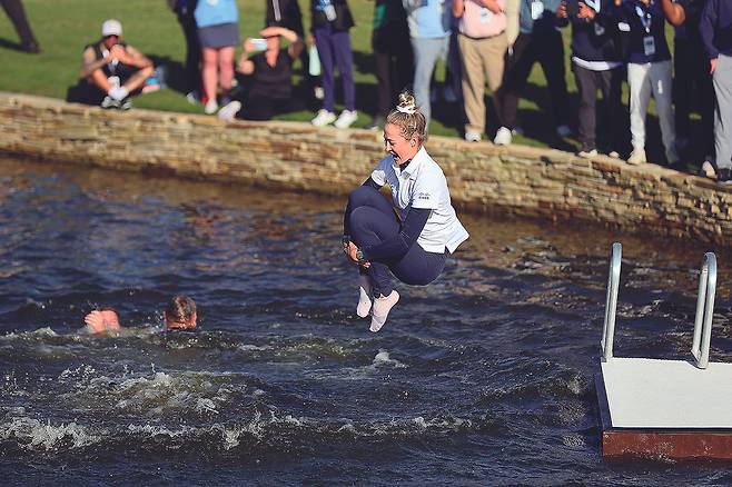 넬리 코르다가 2024년 셰브론 챔피언십에서 우승한 뒤 연못에 뛰어들고 있다. 코르다는 2년 만에 다시 물에 뛰어들었다. Getty Images