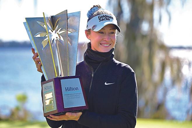 넬리 코르다가 2월 1일(현지 시간) 미국 플로리다주 올랜도의 레이크노나 골프앤컨트리클럽에서 열린 LPGA 투어 시즌 개막전인 힐튼 그랜드 베케이션스 토너먼트 오브 챔피언스에서 우승한 뒤 기념 촬영을 하고 있다. Getty Images