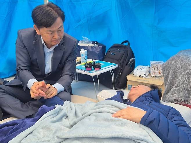 22일 국회 본청 앞 안호영 의원(오른쪽) 단식 농성장을 방문한 김관영 전북지사가 굳은 얼굴로 안 의원의 손을 잡고 있다. 더불어민주당 전북지사 경선에서 낙마한 안호영 의원은 11일부터 국회에서 이원택 전북지사 후보의 ‘식비 대납 의혹’과 관련한 윤리감찰단의 재감찰을 촉구하며 단식 농성을 벌이다가 건강이 악화돼 22일 119 구급차에 실려 병원으로 긴급 이송됐다. 김관영 전북지사 페이스북
