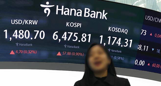 코스피가 사흘 연속 사상 최고치를 경신한 4월23일 원-달러 환율은 전날 주간 거래 종가(오후 3시30분 기준) 대비 5.0원 오른 1481.0원을 기록했다. 중동발 지정학적 갈등이 좀처럼 해소되지 않으면서 원-달러 환율은 다시 상승세를 타고 있다. ⓒ연합뉴스