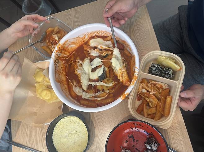 매운 떡볶이를 소분하는 모습 &copy;연합뉴스