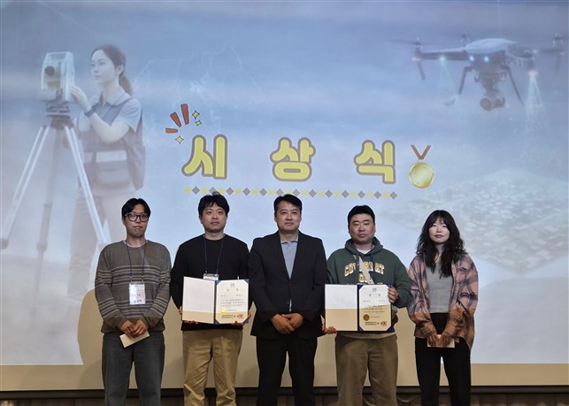 강원특별자치도 드론측량 경진대회 대상수상 후 기념사진을 찍고 있다 ⓒ 원주시 제공