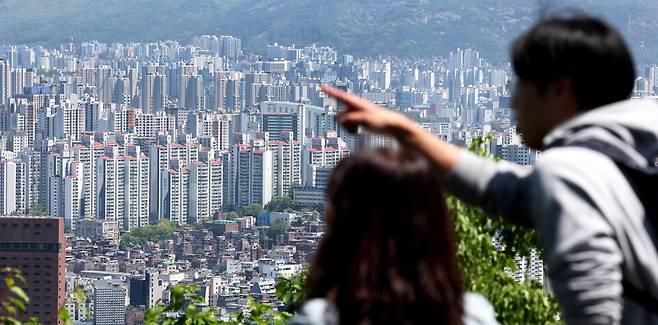 시장 상승기에도 주목받지 못했던&nbsp;'나홀로 아파트'가 최근 서울 전역에서 신고가를 기록하고 있다. 사진은 26일 서울 남산에서 바라본 도심 곳곳에&nbsp;아파트가 빼곡하게 자리잡은 모습 ⓒ 연합뉴스