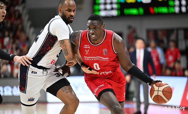 정관장 조니 오브라이언트(오른쪽)가 26일 안양정관장아레나에서 열린 KCC와 4강 PO 2차전 도중 수비를 뚫고 드리블 돌파를 시도하고 있다. 사진제공｜KBL