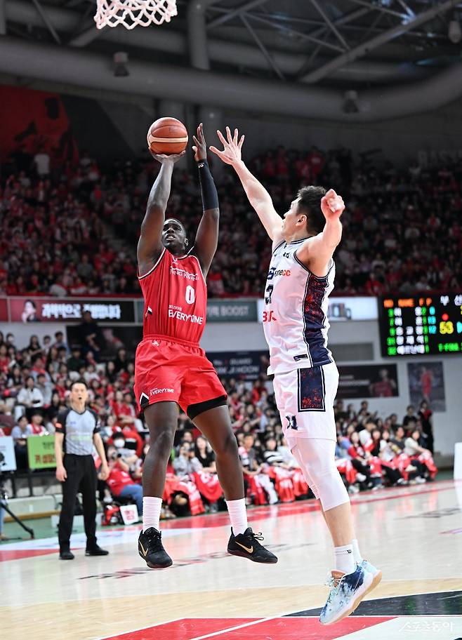 정관장 조니 오브라이언트(왼쪽)가 26일 안양정관장아레나에서 열린 KCC와 4강 PO 2차전 도중 장재석의 블로킹을 피해 슛을 던지고 있다. 사진제공｜KBL