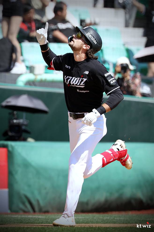 KT 샘 힐리어드가 26일 인천 SSG전서 홈런을 친 뒤 박경수 1루 주루코치와 세리머니하고&nbsp;있다. 사진제공｜KT 위즈