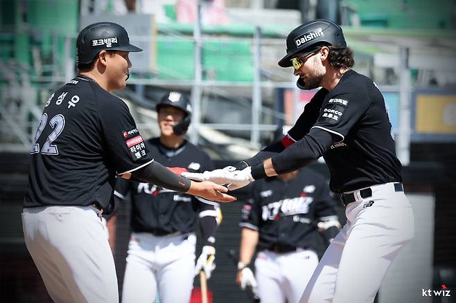 KT 샘 힐리어드(오른쪽)가 26일 인천 SSG전서 홈런을 친 뒤 장성우와 하이파이브를 하고&nbsp;있다. 사진제공｜KT 위즈