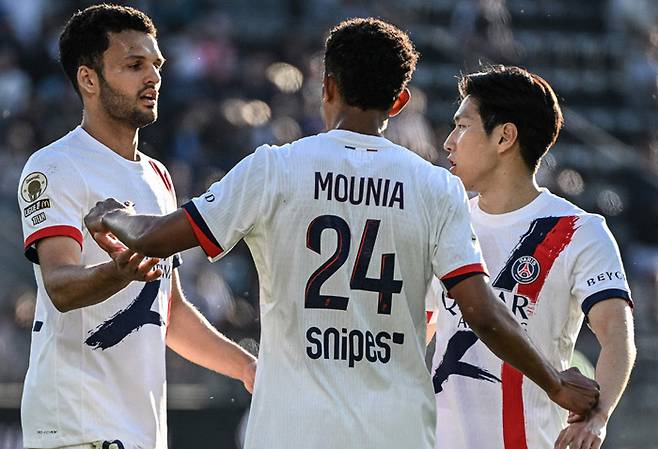 PSG 이강인(오른쪽)이 26일 프랑스 리그1 앙제와의 경기에서 골을 넣은 뒤 동료들과 기뻐하고 있다. AFP연합뉴스