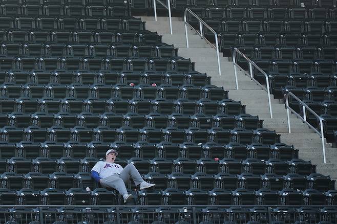 한 메츠 팬이 27일 미국 뉴욕 시티필드에서 열린 콜로라도 로키스와 2026 메이저리그(MLB) 정규리그 더블헤더 도중 고함을 지르고 있다.  뉴욕 | AP연합뉴스