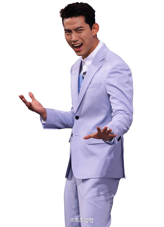 포즈를 취하고 있는 가수 겸 배우 옥택연. 경향신문 자료사진