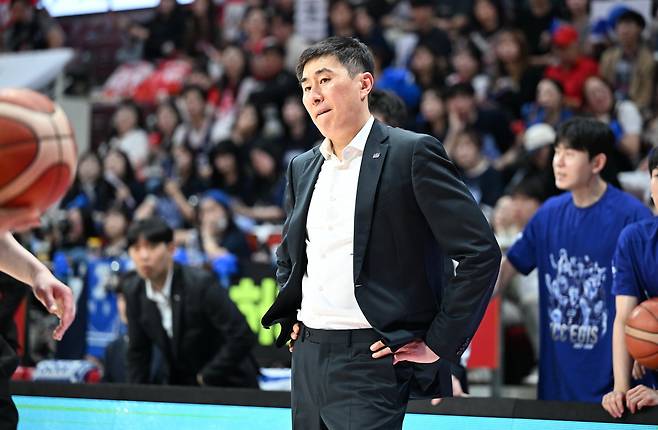 부산 KCC 이상민 감독이 26일 안양 정관장과의 4강 PO 2차전에서 아쉬운 표정을 짓고 있다. KBL 제공