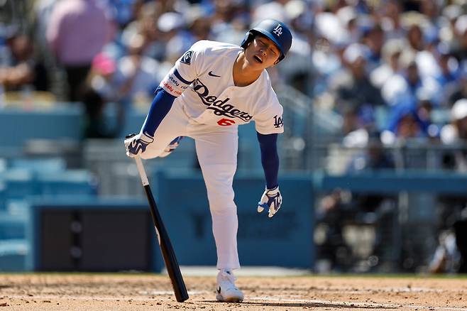 김혜성이 27일 미국 캘리포니아주 로스앤젤레스의 유니클로 필드 앳 다저스타디움에서 열린 시카고 컵스와 2026 메이저리그 정규리그 홈경기에서 5회말 삼진을 당한 뒤 아쉬워하고 있다.    로스앤젤레스 | AP연합뉴스