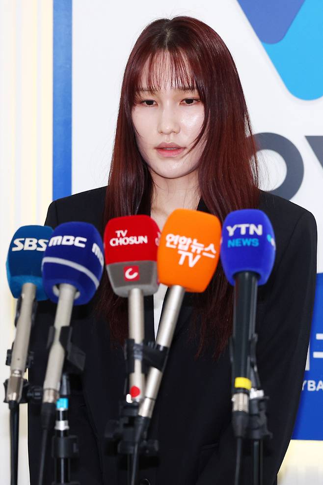 음주운전으로 물의를 빚은 프로배구 세터 안혜진이 27일 KOVO 상벌위원회에 출석해 소명한 뒤 입장을 밝히고 있다. 연합뉴스