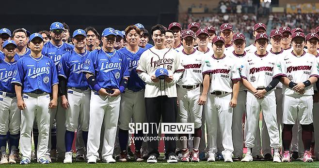 ▲ 박병호 코치(가운데)와 삼성 라이온즈, 키움 히어로즈 선수단 ⓒ곽혜미 기자