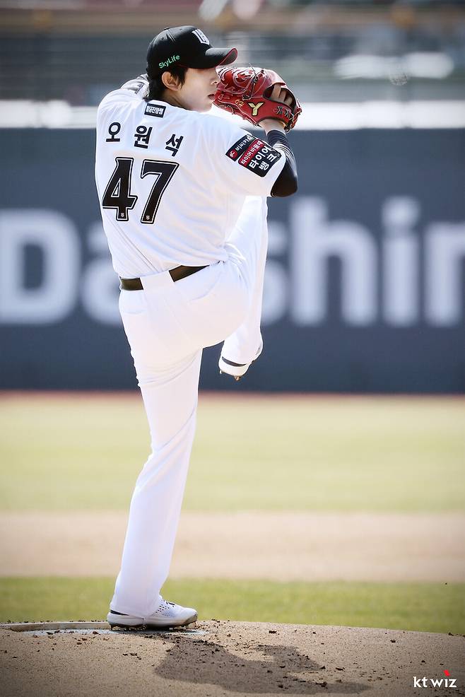 ▲ 오원석은 올 시즌 더 좋아진 구위는 물론 더 좋아진 제구까지 뽐내며 성장한 경기력을 보여주고 있다 ⓒKT 위즈