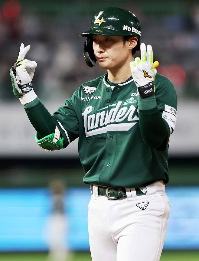 ▲ 시즌 초반 악몽에서 벗어나 공수 모두 자신의 기량을 찾아가고 있는 최지훈 ⓒSSG랜더스