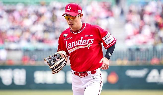 ▲ 시즌 초반 공수 슬럼프에서 벗어나 점차 정상적인 경기력을 찾아가고 있는 최지훈 ⓒSSG랜더스