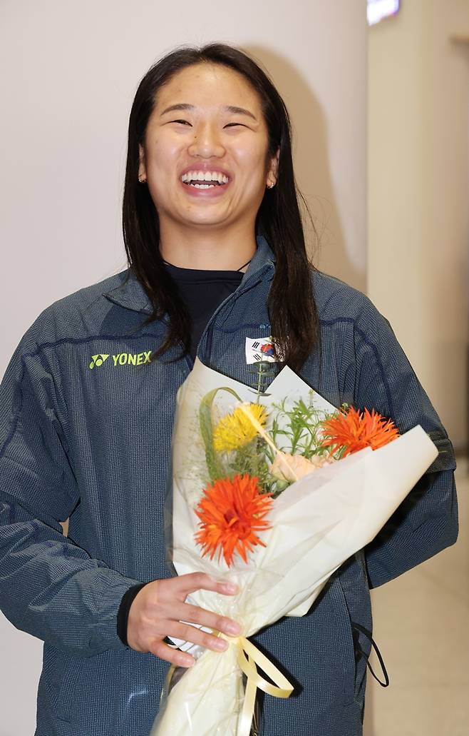 ▲ 아시아 정상에 오르며 메이저 대회 그랜드슬램의 대업을 달성한 세계 배드민턴 여자 단식의 \'절대 강자\' 안세영이 13일 인천국제공항 2터미널을 통해 귀국, 꽃다발을 받고 미소짓고 있다. ⓒ연합뉴스