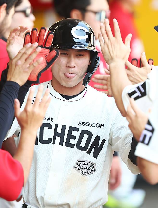 ▲ 2루수는 물론 유격수와 3루수를 모두 볼 수 있는 안상현은 최정 박성한의 휴식 시간을 책임져야 할 중요한 선수다 ⓒSSG랜더스