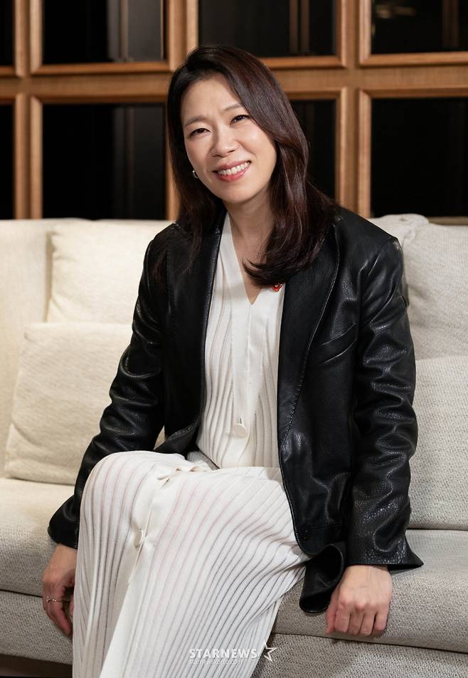 영화 '내 이름은'의 주연배우 염혜란이 14일 진행된 인터뷰를 위해 포즈를 취하고 있다. /사진제공=렛츠필름, 아우리 픽쳐스 2026.04.14 /사진=이동훈 photoguy@