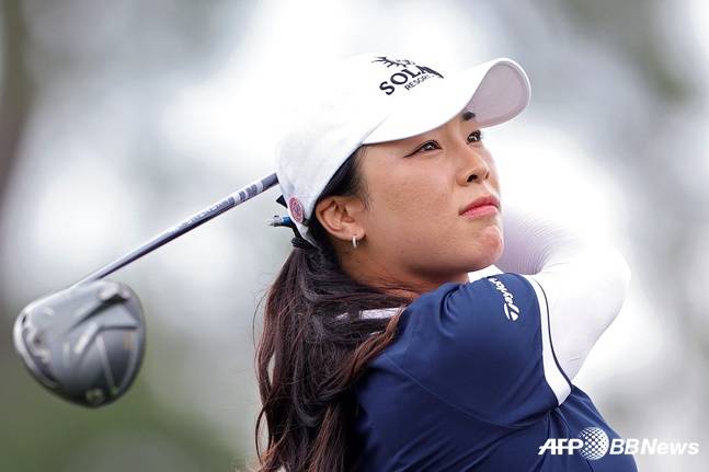 윤이나가 27일 미국여자프로골프(LPGA) 투어 시즌 첫 메이저대회 셰브론 챔피언십(총상금 900만 달러) 최종 4라운드에서 드라이버 티샷을 하고 있다. /AFPBBNews=뉴스1