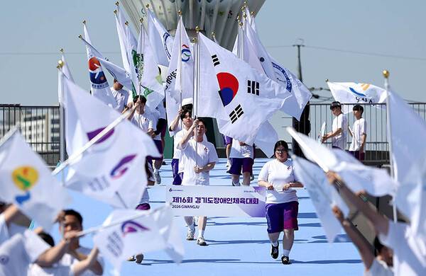 경기도장애인체육대회, 광주서 개막 팡파르…대회 첫 날 다관왕 20명 나와...사진은 개막식 기수단 입장&nbsp; 모습.(사진제공=경기도장애인체육회)