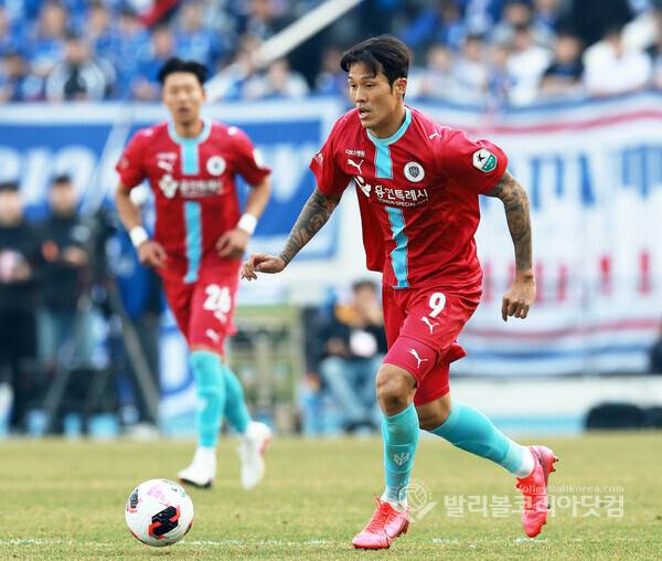 용인FC 석준현, 드리볼 공격.2026.03.28.(사진=김경수 기자/ 발리볼코리아닷컴 DB자료)