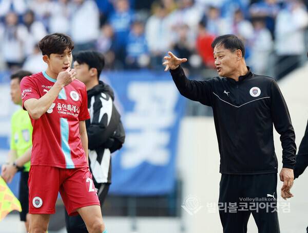 용인FC 최윤겸 감독이 작전을 지시하는 모습.2026.03.29.(사진=김경수 기자/ 발리볼코리아닷컴 DB자료).