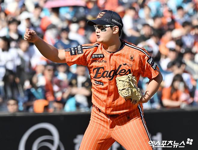 올 시즌 극심한 난조에 빠진 프로야구 한화 이글스 투수 김서현(21)이 1군에서 말소됐다. 한화 구단은 27일 김서현을 1군 명단에서 제외했다고 발표했다. 지난 시즌 33세이브 수확하며 최고의 시즌을 보냈던 김서현은 올 시즌 11경기 1승 2패 1세이브 평균자책점 9.00으로 난조를 보였다. 지난 14일 삼성 라이온즈전에서 1이닝 동안 볼넷 6개와 몸에 맞는 공 1개를 내주는 최악의 투구를 보여줬던 이후 마무리 보직에서 물러나 중간 계투로 전환했다. 김서현은 이후 3경기에선 무실점했으나 26일 NC 다이노스전에서 3-3 동점에 등판, 볼넷 1개를 내준 뒤 대타 안중열에게 결승 홈런을 헌납하면서 패전투수가 됐다. 엑스포츠뉴스DB