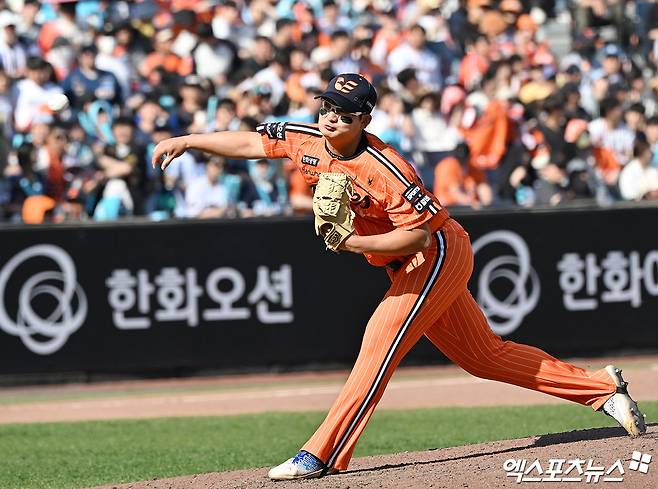 올 시즌 극심한 난조에 빠진 프로야구 한화 이글스 투수 김서현(21)이 1군에서 말소됐다. 한화 구단은 27일 김서현을 1군 명단에서 제외했다고 발표했다. 지난 시즌 33세이브 수확하며 최고의 시즌을 보냈던 김서현은 올 시즌 11경기 1승 2패 1세이브 평균자책점 9.00으로 난조를 보였다. 지난 14일 삼성 라이온즈전에서 1이닝 동안 볼넷 6개와 몸에 맞는 공 1개를 내주는 최악의 투구를 보여줬던 이후 마무리 보직에서 물러나 중간 계투로 전환했다. 김서현은 이후 3경기에선 무실점했으나 26일 NC 다이노스전에서 3-3 동점에 등판, 볼넷 1개를 내준 뒤 대타 안중열에게 결승 홈런을 헌납하면서 패전투수가 됐다. 엑스포츠뉴스DB