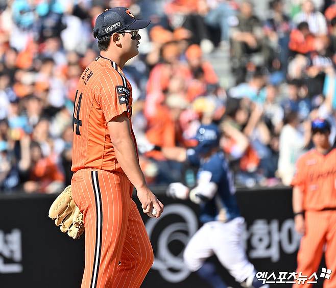 올 시즌 극심한 난조에 빠진 프로야구 한화 이글스 투수 김서현(21)이 1군에서 말소됐다. 한화 구단은 27일 김서현을 1군 명단에서 제외했다고 발표했다. 지난 시즌 33세이브 수확하며 최고의 시즌을 보냈던 김서현은 올 시즌 11경기 1승 2패 1세이브 평균자책점 9.00으로 난조를 보였다. 지난 14일 삼성 라이온즈전에서 1이닝 동안 볼넷 6개와 몸에 맞는 공 1개를 내주는 최악의 투구를 보여줬던 이후 마무리 보직에서 물러나 중간 계투로 전환했다. 김서현은 이후 3경기에선 무실점했으나 26일 NC 다이노스전에서 3-3 동점에 등판, 볼넷 1개를 내준 뒤 대타 안중열에게 결승 홈런을 헌납하면서 패전투수가 됐다. 엑스포츠뉴스DB
