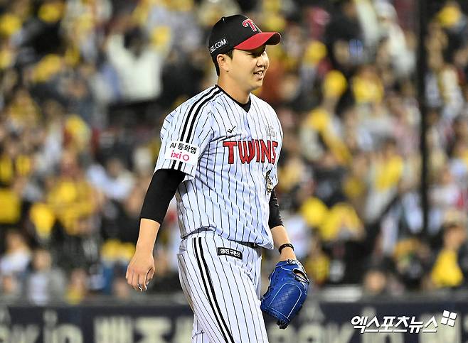 LG 트윈스 마무리 투수 유영찬이 수술대에 오른다. LG 구단은 27일 '유영찬은 국내 병원 3곳에서 진료 결과 우측 팔꿈치 주두골 피로골절로 인한 핀 고정술이 필요하다는 진단 소견을 받았다. 추후 일본 요코하마 미나미공제 병원에서 진료 후 수술 병원을 결정할 예정이다'라고 밝혔다. 유영찬은 지난 24일 잠실 두산 베어스전에서 LG가 9-1로 앞선 9회말 마운드에 올라 선두타자 강승호를 헛스윙 삼진으로 처리한 뒤 곧장 마운드에 주저앉아 통증을 호소했다. 엑스포츠뉴스DB