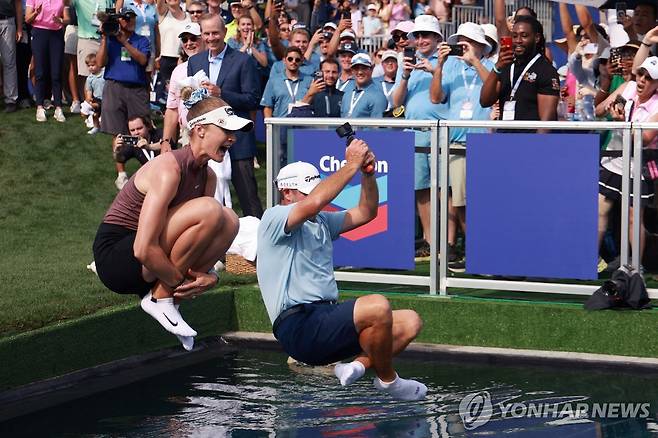 물속으로 뛰어드는 코르다 [AFP=연합뉴스]
