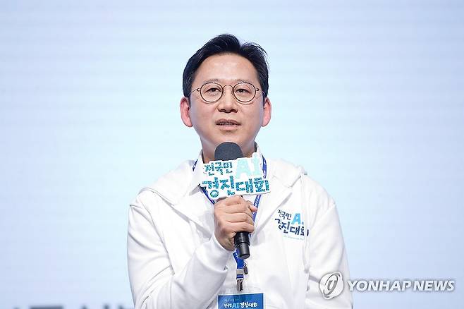 환영사 하는 배경훈 부총리 (서울=연합뉴스) 배경훈 부총리 겸 과학기술정보통신부 장관이 26일 서울 서초구 엘타워에서 열린 '전국민 AI 경진대회 개막식'에서 환영사를 하고 있다. 2026.3.26 [과학기술정보통신부 제공. 재판매 및 DB 금지] photo@yna.co.kr