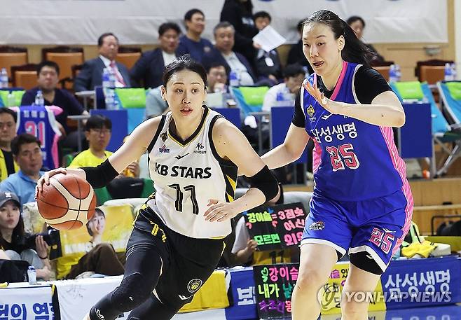 돌파하는 강이슬 (용인=연합뉴스) 홍기원 기자 = 26일 경기도 용인실내체육관에서 열린 여자프로농구 챔피언결정전 3차전 삼성생명 블루밍스와 KB스타즈의 경기. KB 강이슬이 돌파하고 있다. 2026.4.26 xanadu@yna.co.kr