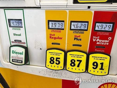 미국 주유소 유류가 (리틀턴 [미국 오하이오주] AP=연합뉴스) 2026년 4월 25일 미국 오하이오주 리틀턴의 한 쉘 주유소에 표시된 유류 가격. (AP Photo/David Zalubowski) 2026.4.27.