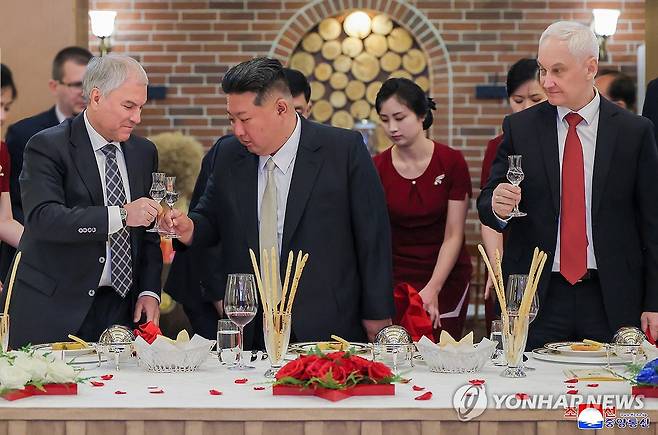 김정은, 러시아 공식대표단 환영 만찬 참석 (평양 조선중앙통신=연합뉴스) 김정은 북한 국무위원장이 지난 26일 북한 국무위원회 주최로 열린 '해외군사작전 전투위훈기념관' 준공식 참석차 방북한 뱌체슬라프 볼로딘 러시아 하원(국가두마) 의장과 안드레이 벨로우소프 국방상을 비롯한 러시아 공식대표단 환영 만찬에 참석했다고 조선중앙통신이 27일 보도했다. 2026.4.27 
    [국내에서만 사용가능. 재배포 금지. For Use Only in the Republic of Korea. No Redistribution] nkphoto@yna.co.kr