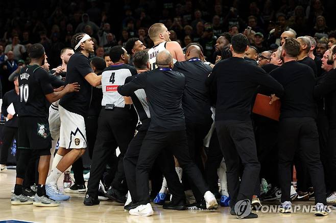 몸 싸움 벌이는 덴버와 미네소타 선수들  [게티이미지/AFP=연합뉴스]