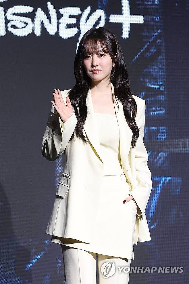 손인사하는 박보영 (서울=연합뉴스) 강민지 기자 = 배우 박보영이 27일 서울 영등포구 콘래드호텔에서 열린 디즈니+ 오리지널 시리즈 '골드랜드' 제작발표회에서 포즈를 취하고 있다. 2026.4.27 mjkang@yna.co.kr