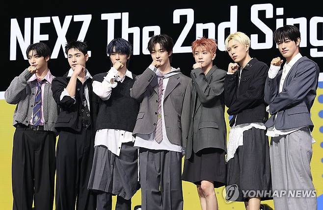 2번째 싱글 발표한 넥스지 (서울=연합뉴스) 이재희 기자 = 그룹 넥스지(NEXZ)가 27일 서울 용산구 블루스퀘어에서 열린 두 번째 싱글 '음츠크'(Mmchk) 발표회에서 포즈를 취하고 있다. 2026.4.27 scape@yna.co.kr