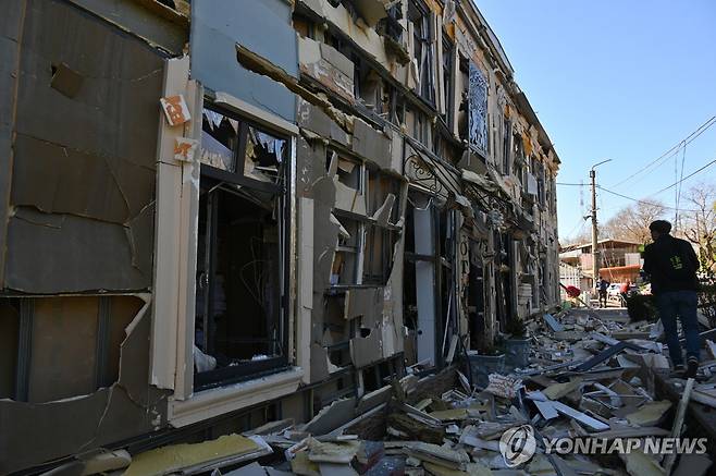 러시아 드론 공격에 부서진 우크라이나 오데사 지역 건물 [AP 연합뉴스 자료사진. 재배포 및 DB 금지]