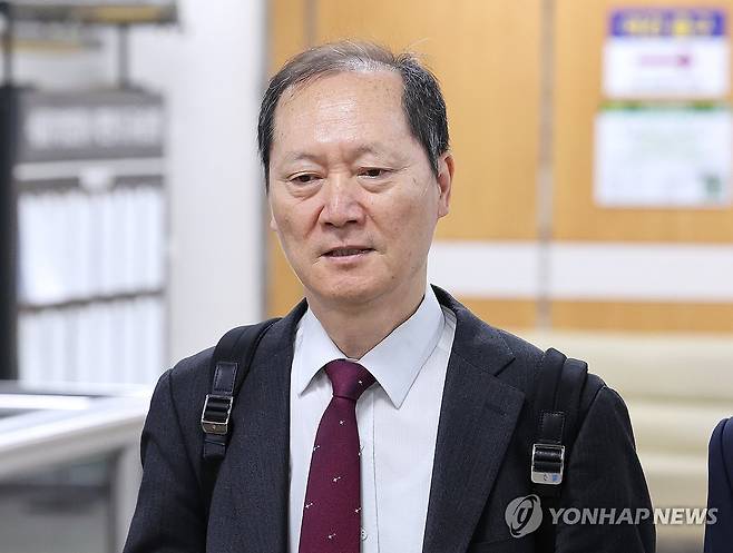 법정 향하는 이완규 전 법제처장 (서울=연합뉴스) 김주형 기자 = 국회증언감정법 위반 혐의로 기소된 이완규 전 법제처장이 27일 서울 서초구 서울중앙지법에서 열린 1심 결심공판에 출석하고 있다. 2026.4.27 kjhpress@yna.co.kr