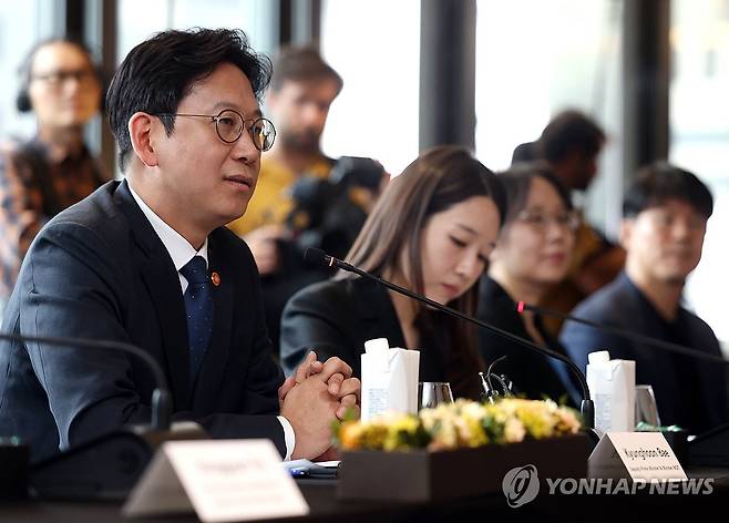 인사말하는 배경훈 부총리 (서울=연합뉴스) 이지은 기자 = 배경훈 부총리 겸 과학기술정보통신부 장관이 27일 서울 종로구 포시즌스호텔에서 열린 과기정통부-구글 딥마인드 MOU 체결식에서 인사말을 하고 있다. 2026.4.27 jieunlee@yna.co.kr