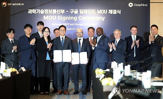 과기정통부-구글 딥마인드와 MOU 체결식 (서울=연합뉴스) 이지은 기자 = 배경훈 부총리 겸 과학기술정보통신부 장관과 데미스 허사비스 구글 딥마인드 최고경영자(CEO)가 27일 서울 종로구 포시즌스호텔에서 열린 과기정통부-구글 딥마인드 MOU 체결식에서 협약서에 서명한 뒤 참석자들과 기념촬영을 하고 있다. 2026.4.27 jieunlee@yna.co.kr